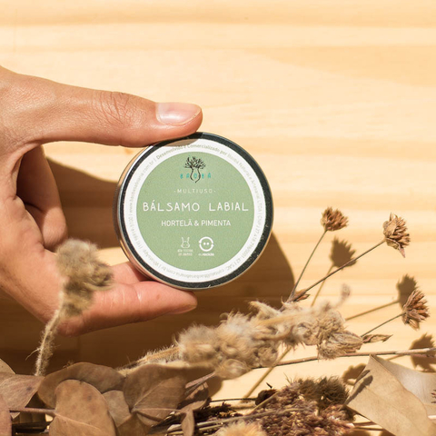 Bálsamo Labial Hortelã Lipbalm Baobá Saboaria para Make a Pause além de ser um bálsamo para os lábios, unhas e cutículas, pode ser utilizado para proteger e hidratar as partes mais ressecadas do corpo.