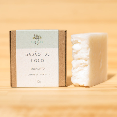 Sabão de Coco Eucalipto para Roupas e Louça em barra da Baobá Saboaria para Make a Pause pode ser usado para lavar louças, utensílios, limpeza geral, roupas de bebês e de pessoas alérgicas.