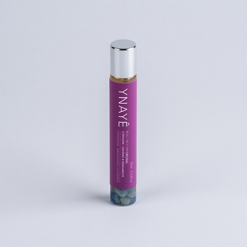 Roll-On Coragem com Óleo vegetal de semente de uva, óleos essenciais de Gerânio & Bergamota e cristal Quartzo Azul. Equilibra as emoções despertando a tranquilidade para a cura emocional. pedra de cura emocional. Compre aromaterapia na Make a Pause.