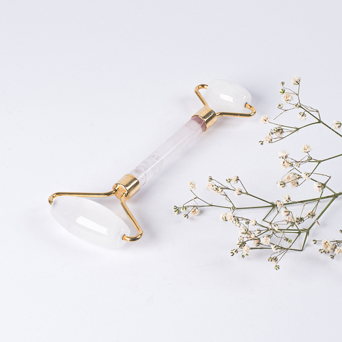 Rolo Massageador Facial Pedra Cristal. Amuleto de proteção, intuitivo e forte, nos influencia de uma forma única. É capaz de afastar as energias negativas, atraindo tranquilidade e espiritualidade. Compre Ynayê na Make a Pause. 