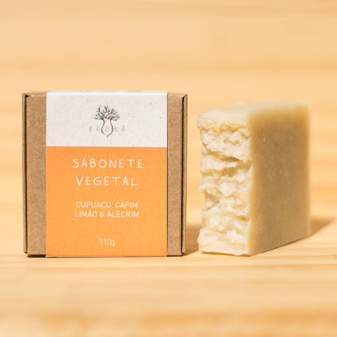 Sabonete natural hidratante e com espuma cremosa, para todos os tipos de pele, especialmente as mais secas. Vai acalmar, aliviar dores e ativar sua circulação. Além disso, é ainda um excelente anti-inflamatório. Amo esses sabonetes mágicos da Baobá Saboar