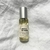 Longe dos tradicionais perfumes de rosas, este perfume começa com uma combinação alegre de pera e lichia, enriquecida pela frescura das notas aquáticas. Compre Parfum Lab na Make a Pause.