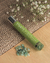 Roll-On Conforto da Ynayê com Óleo vegetal de semente de uva, óleos essenciais de Eucalipto & Hortelã e cristal Quartzo Verde. Compre na Make a Pause.