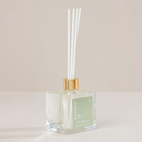 Traga energia para o seu ambiente com o Difusor de Varetas Bamboo multifuncional aromático, que energiza o ambiente com seu delicioso aroma de bamboo. Da B.I.A à venda na Make a Pause.
