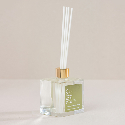Nosso olfato é muito poderoso! Certos cheiros e aromas são capazes de nos deixar estressados, ansiosos ou tristes. Já outros, nos trazem bem-estar, alegria e equilíbrio. Aromaterapia é vida! Compre na Make a Pause.