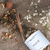 100% NATURAL. Banho de Ervas com Jasmim + Hortelã. Limpeza do campo energético, conexão espiritual, abrindo caminho para o autocuidado e amor próprio. Harmoniza os chakras, acalma a alma, traz paz interior e tranquilidade. Compre Ynayê na Make a Pause.