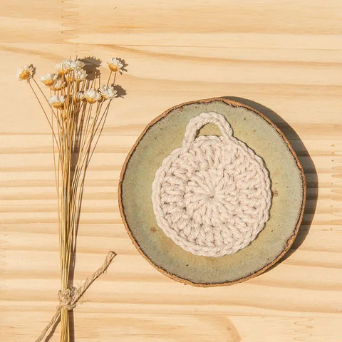 Ecopad 100% algodão Baobá Saboaria para Make a Pause é feito à mão com o objetivo de substituir o disco ou bolinha de algodão durante a limpeza facial, podendo ser lavado e reutilizado.