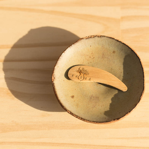 Espátula de Bambu para Creme Baobá Saboaria na Make a Pause é para quem prefere não colocar a mão diretamente no hidratante, lipbalm e desodorante.