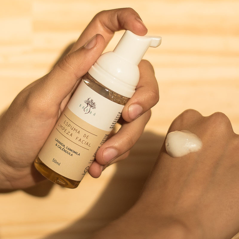 Espuma de Limpeza Facial Baobá Saboaria na Make a Pause é elaborada com extratos de calêndula, camomila e base de sabonete líquido 100% azeite de oliva, que limpa suavemente sem agredir a pele.