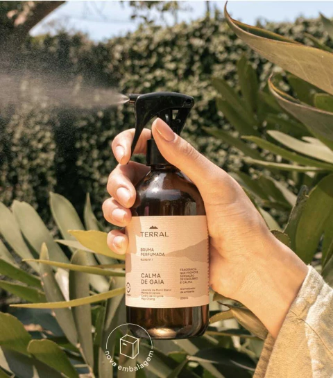 Bruma perfumada com o blend no 1 exclusivo de óleos essenciais puros da Terral. Fragrância inspirada na força acolhedora da mãe Gaia, deusa da Terra. Contém 4 Óleos Essenciais. Compre na Make a Pause.