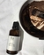 Grãos Esfoliantes Flô Biocosméticos para Make a Pause, mistura nutritiva de botânicos e grãos naturais que trabalham juntos para polir e limpar suavemente a superfície da pele.