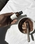 Grãos Esfoliantes Flô Biocosméticos para Make a Pause, mistura nutritiva de botânicos e grãos naturais que trabalham juntos para polir e limpar suavemente a superfície da pele.