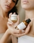 Grãos Esfoliantes Flô Biocosméticos para Make a Pause, mistura nutritiva de botânicos e grãos naturais que trabalham juntos para polir e limpar suavemente a superfície da pele.