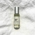 Seu aroma é um equilíbrio perfeito de folhas frescas de chá verde e Jasmim entre notas cítricas cintilantes, uma leve transparência florida e madeiras brancas. Compre Parfum Lab na Make a Pause.