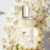 Uma fragrância floral frutal muito leve, extremamente natural, limpa e revigorante. Seu aroma é um equilíbrio perfeito de folhas frescas de chá verde e Jasmim entre notas cítricas cintilantes, uma leve transparência florida e madeiras brancas.