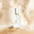 Uma fragrância floral frutal muito leve, extremamente natural, limpa e revigorante. Seu aroma é um equilíbrio perfeito de folhas frescas de chá verde e Jasmim entre notas cítricas cintilantes, uma leve transparência florida e madeiras brancas.