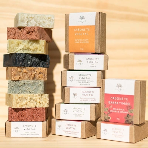 Kit com 9 nove sabonetes da Baobá Saboaria na Make a Pause com Argila Verde, Hortelã e Tea Tree, Argila Rosa Lavanda e Palmarosa, Argila Vermelha, Hortelã e Alecrim, Carvão Ativado, Ucuuba e Litsea Cubeba, Barbatimão, Tea Tree e Gerânio, Cupuaçu, Capim Li