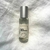 Este Eau de Parfum evoca a sensação refrescante de um banho tomado, com notas que remetem ao sabonete fino e roupas recém-lavadas. Compre Le Parfum na Make a Pause.