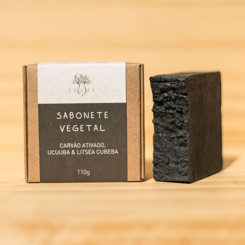 Sabonete Carvão Ativado Ucuuba e Litsea Cubeba Baobá Saboaria na Make a Pause promove limpeza profunda da pele, melhora a circulação e a oxigenação por remover excesso de toxinas, reduz processos inflamatórios e acne, reduz também o tamanho dos poros cont