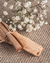 A madeira do Palo Santo é considerada sagrada por muitas civilizações antigas em rituais espirituais de limpeza, cerimônias e em purificações de ambientes. Compre incenso natural Ynayê na Make a Pause.