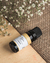 É um óleo essencial que atua como tônico da pele e couro cabeludo, pode ser utilizado para tratamentos de acne e como desodorante. Aroma: Ervas, floral e medicinal. Compre Ynayê na Make a Pause.