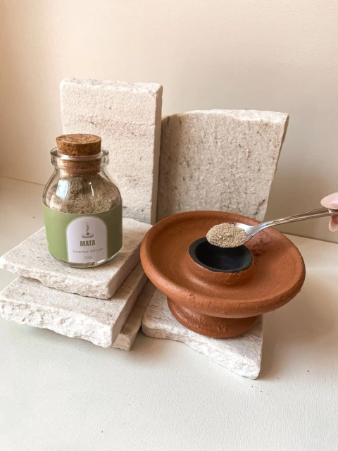 Energia de purificação da natureza com o Incenso em Pó Mata, Alecrim, Breu Branco e Sálvia Branca. para limpeza energética profunda, afastando vibrações negativas e criando um ambiente de renovação. Compre na Make a Pause.