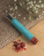 Roll-On Produtividade com cristal Àgata. Passar na região do peito, pulsos, nuca, atrás das orelhas, têmporas, terceiro olho e nas palmas das mãos fazendo movimentos circulares e inalando o cheiro do blend. Compre aromaterapia na Make a Pause.