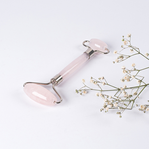 Rolo Massageador Facial Quartzo Rosa. A pedra significa amor-próprio, estimulando a confiança, a compaixão e a cura emocional. Compre Ynayê na Make a Pause.