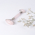 Rolo Massageador Facial Quartzo Rosa. A pedra significa amor-próprio, estimulando a confiança, a compaixão e a cura emocional. Compre Ynayê na Make a Pause.