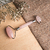 Rolo Massageador Facial Quartzo Rosa. Estimular a região com os rolinhos também é ótima forma de suavizar as rugas e as linhas de expressão, além de também clarear as olheiras levemente. Compre Ynayê na Make a Pause.