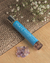 Roll-On Relaxamento com cristal Ametista. Passar na região do peito, pulsos, nuca, atrás das orelhas, têmporas, terceiro olho e nas palmas das mãos fazendo movimentos circulares e inalando o cheiro do blend. Compre aromaterapia na Make a Pause.