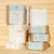 Combo com 5 Sabões de Coco em barra da Baobá Saboaria na Make a Pause com espuma abundante e cremosa, é desengordurante e altamente eficaz em todo tipo de limpeza com aroma refrescante de Eucalipto.