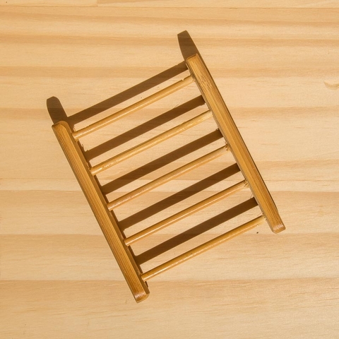 Saboneteira de Bambo Baobá Saboaria na Make a Pause tem design vazado que favorece o escoamento da água aumentando a durabilidade do sabonete, shampoo e/ou condicionador em barra deixando ele bem sequinho.