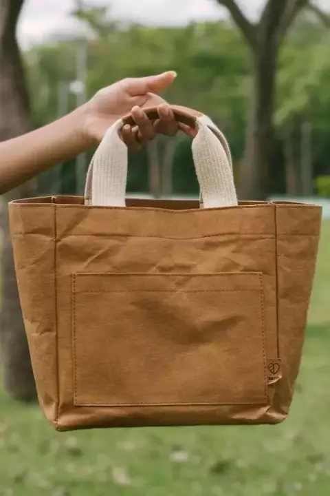 As sacolas ecológicas são necessárias porque diminuem os resíduos dispostos no meio ambiente. Existem cerca de 100 milhões de toneladas de lixo que flutuam no Oceano Pacífico, sendo que 90% são detritos de plásticos. Vem fazer a sua parte e seja amiga do 