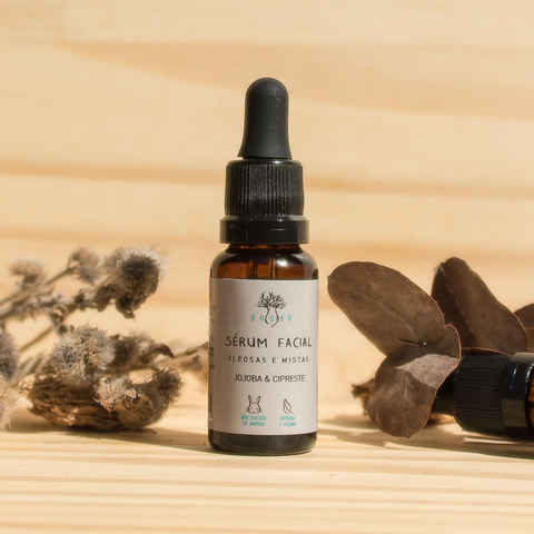 Sérum Facial Peles Oleosas e Mistas da Baobá Saboaria na Make a Pause contém óleo vegetal de jojoba, resina de copaíba e óleos essenciais de cipreste, lavanda, gerânio e hortelã pimenta.