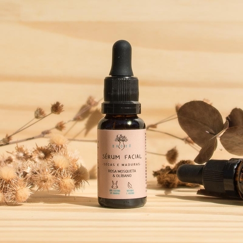 Sérum Facial Peles Secas e Maduras da Baobá Saboaria na Make a Pause é fonte de Ômega 3 e Ômega 6, auxilia na regeneração  da membrana celular e fornece Vitamina A natural para a pele. Contém óleo vegetal de rosa mosqueta, óleo de gérmen de trigo, óleo ve