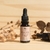 Sérum Facial Peles Secas e Maduras da Baobá Saboaria na Make a Pause é fonte de Ômega 3 e Ômega 6, auxilia na regeneração  da membrana celular e fornece Vitamina A natural para a pele. Contém óleo vegetal de rosa mosqueta, óleo de gérmen de trigo, óleo ve