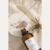 Grãos Esfoliantes Flô Biocosméticos para Make a Pause, mistura nutritiva de botânicos e grãos naturais que trabalham juntos para polir e limpar suavemente a superfície da pele.