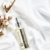 Água Perfumada para lençol, manta e travesseiros. Entregue-se a uma noite de sono repousante e tranquilizante com o Pillow Mist da Elemento Mineral. Compre na Make a Pause.