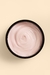 O cheirinho é suave e delicado de rosas, jasmin, sândalo e âmbar. A fórmula contém 97% de ingredientes naturais e 95% de componentes orgânicos, além de vegano, biodegradável e cruelty free. Compre na Make a Pause.