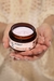 O Hidratante Corporal da linha Sand tem: Óleos vegetais de macadâmia, jojoba, girassol, milho, gergelim, amêndoas e azeite de oliva, manteiga de cupuaçu e palma, além dos extratos botânicos da aloe vera e rosa branca. Compre na Make a Pause.