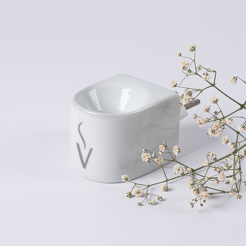O Aromatizador Elétrico é um aparelho feito de porcelana que viabiliza o uso de óleos essenciais com praticidade e segurança. Este Aromatizador Elétrico torna o ambiente aconchegante, valorizando e harmonizando seu espaço. Compre Ynayê na Make a Pause.