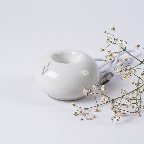 O Aromatizador Elétrico USB, é um aparelho feito de porcelana com cabo de 65cm, que viabiliza o uso de óleos essenciais com praticidade, economia e segurança. Compre Ynayê na Make a Pause.