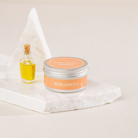 Vela Bergamota Pocket da B.I.A é terapêutica aromática energizante que vai te trazer todos os benefícios da aromaterapia e ainda a delícia da cera que pode ser usada em massagens. Compre na Make a Pause.