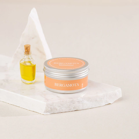 Vela Bergamota Pocket da B.I.A é terapêutica aromática energizante que vai te trazer todos os benefícios da aromaterapia e ainda a delícia da cera que pode ser usada em massagens. Compre na Make a Pause.