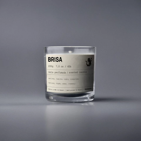 Vela BRISA é uma combinação complexa do Vetiver com notas de Tomilho, Cedro e Rosmarinho. Uma fragrância atemporal. Compre na Make a Pause.
