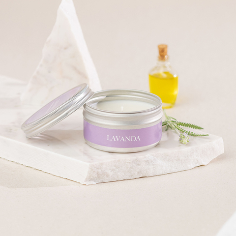 Seu dia a dia mais tranquilo com menos ansiedade, melhor sono e ainda usufruindo de aromaterapia e cera para massagem - pacote completo com a Vela Lavanda Pocket da B.I A na Make a Pause.