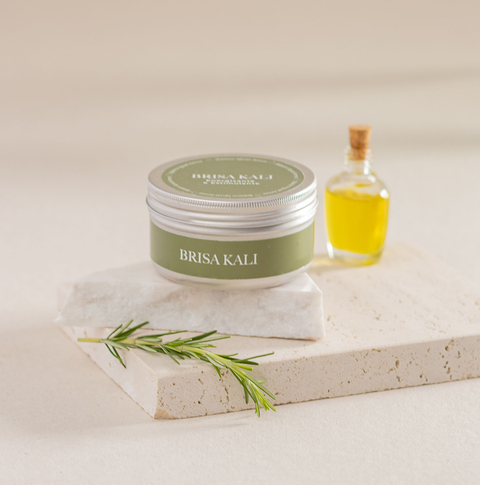 Vela Brisa Kali da B.I.A em versão pocket, menorzinha! Perfeita para levar para onde quiser e ainda decorar e perfumar espaços menores. Compre na Make a Pause.