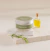 Vela Brisa Kali da B.I.A em versão pocket, menorzinha! Perfeita para levar para onde quiser e ainda decorar e perfumar espaços menores. Compre na Make a Pause.