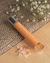 Roll-On Viva Feliz com cristal Citrino. Passar na região do peito, pulsos, nuca, atrás das orelhas, têmporas, terceiro olho e nas palmas das mãos fazendo movimentos circulares e inalando o blend. Comprar Ynayê na Make a Pause.